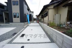 新築戸建。カースペース2台。マイカー用に、お客さま用に、余裕を持ってご利用いただけます。