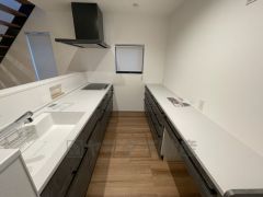 対面式キッチンなのでリビングにいるご家族とコミュニケーションを取りながら洗い物や、お料理が楽しめそうですね＾＾キッチン後方にはカップボード付きです＾＾