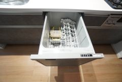 食事の後の手間を解消する食器洗い乾燥機付。冬場の洗い物で手荒れの悩みもなくなります。手洗いよりも節約できて便利。