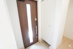 玄関扉にスリットのある明るい玄関です＾＾たっぷり収納できるシューズボックス付きなので、家族全員の靴がきれいに整頓できます。