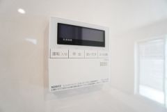 キッチン横からお湯張り、追い炊き、足し湯がボタン一つで楽々操作できる給湯機リモコンです。忙しい夕飯準備の時間帯に重宝しますね。