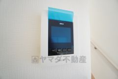 防犯はもちろん、セールスマン対策にもなるモニター付きインターホンです。 来訪者の顔が見えるので安心ですね＾＾