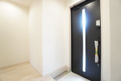 玄関扉にスリットのある明るい玄関です＾＾ ステキな玄関で帰ってくるのが楽しみになりそうですね＾＾
