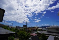 目の前に日差しを遮る建物がないので、日当たり＆風通し良好です＾＾心地よい自然の光や風を感じることができ、ほどよく開放感のある空間がつくれます。