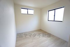 明るい洋室です。ナチュラル色のフローリングで開放的な優しい雰囲気になっています＾＾日当たり良好です＾＾