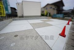 駐車スペースはゆとりある4台分(車種による)を確保。マイカー用に、お客さま用に、余裕を持ってご利用いただけます。