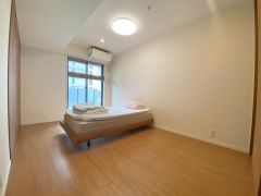 8.6帖。主寝室としてお使いいただけそうなこちらのお部屋は、日当たりが良く、爽やかな風を感じて起きる朝は、快適生活の始まりに。
