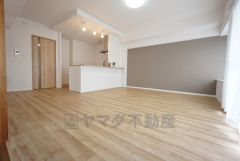 大きな掃き出し窓のあるリビングは、陽光あふれる明るい空間です。ゆったりと寛げる憩いの場となりそうです。木の温もりがやさしいフローリングとアクセントクロスで落ち着いた空間です＾＾