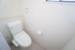 温水洗浄機付トイレです。節水機能もあるので、安心して使えますね。もちろん、1階2階の2ヶ所にトイレがあるので、忙しい朝にもゆとりができますね。
