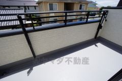 風通しも良く日当たり良好なバルコニーは、洗濯物を干すだけでなく、テーブルセットを置いて休日にブランチ、星を眺めながら晩酌もいいですね＾＾バルコニーのあるステキな生活をお楽しみください＾＾