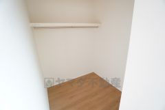 寝室にはハンガーパイプ付きのウォークインクローゼットが設けられています。たっぷり収納できるので衣替えの心配もいりませんね＾＾