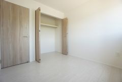 子供部屋としても利用可能な洋室は、たっぷり収納できるクローゼット付きでお部屋の中をすっきりと快適に保てます。