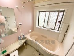 1日の疲れを癒すくつろぎのバスルーム。足を伸ばしてもゆったりと入れるサイズです。お子様と一緒にお風呂に入っても狭くないですね＾＾ 