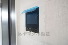 防犯はもちろん、セールスマン対策にもなるモニター付きインターホンです。お子さん1人での留守番時にも活躍しそうです。