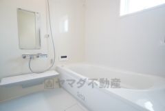 1日の疲れを癒すくつろぎのバスルーム。足を伸ばしてもゆったりと入れるサイズです。お子様と一緒にお風呂に入っても狭くないですね^^