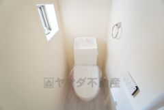1階2階の2ヶ所にトイレがありますので、忙しい朝にも家族に気を使わず、ゆとりが生まれますね＾＾ 小窓付きで換気する時に便利です＾＾