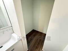収納力豊富なリネン庫付き。洋服や小物類などを1箇所にまとめて美しい収納を実現します＾＾