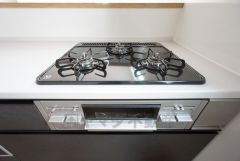 同時にたくさんの料理が調理できる3口コンロ。長時間熱を通しておきたい煮込み料理を作りながら、炒め物など同時進行で進められます。
