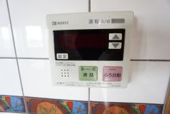 ボタン操作でお湯張りができる使いやすい給湯リモコン。日々の入浴準備もスムーズです。