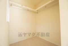 洋室にはハンガーパイプ付きのウォークインクローゼットが設けられています。たっぷり収納できるので衣替えの心配もいりませんね＾＾