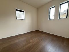 5.2帖洋室。2面採光を確保した明るい室内は、風通しも良く、大変居心地の良い空間となっております。日当たりがよく、子供部屋としての利用もおすすめ。