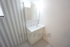 三面鏡にハンドシャワー付きで使いやすい洗面台です＾＾鏡裏と洗面ボウル下に収納付きの洗面台なので、整理整頓ができスッキリと使えます＾＾