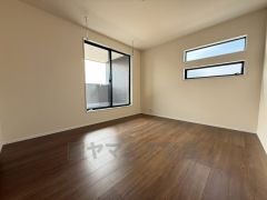 7帖洋室。主寝室としてお使いいただけそうなこちらのお部屋は、日当たりが良く、爽やかな風を感じて起きる朝は、快適生活の始まりに。