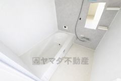 1日の疲れを癒すくつろぎのバスルーム。足を伸ばしてもゆったりと入れるサイズです。お子様と一緒にお風呂に入っても狭くないですね＾＾