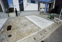 駐車スペースは3台分を確保（車種による）。マイカー用に、お客さま用に、余裕を持ってご利用いただけます＾＾ 