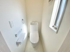 1階2階の2ヶ所にトイレがありますので、忙しい朝にも家族に気を使わず、ゆとりが生まれますね＾＾ 小窓付きで換気する時に便利です＾＾