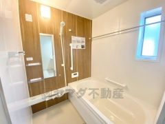 1日の疲れを癒すくつろぎのバスルーム。足を伸ばしてもゆったりと入れるサイズです。お子様と一緒にお風呂に入っても狭くないですね＾＾