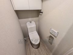 ウォシュレット、暖房便座、節電・節水機能など、使い勝手のよい高機能トイレです。 上部には収納棚が付いています＾＾