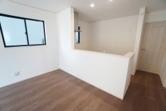 窓から光が差し込む明るいダイニングです＾＾
