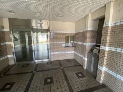 エントランス内に管理人室があると、不審者の侵入防止につながります。さらにオートロック付きで、防犯性アップ。