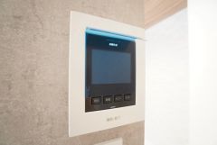 防犯はもちろん、セールスマン対策にもなるモニター付きインターホンです。お子さん1人での留守番時にも活躍しそうです。