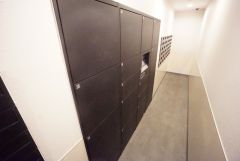 宅配ボックス付き。お仕事中や外出中などの不在時にも荷物が受け取れるのはとっても便利ですね＾＾セキュリティ面でも安心です＾＾
