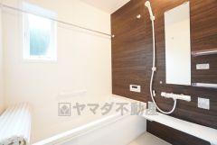 1日の疲れを癒すくつろぎのバスルーム。足を伸ばしてもゆったりと入れるサイズです。お子様と一緒にお風呂に入っても狭くないですね＾＾