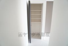 キッチン横に広々としたパントリー付き＾＾洗面室にも近く、食料品だけでなく日用品などの収納にも＾＾