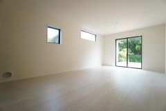 大きな掃き出し窓のあるリビングは、陽光あふれる明るい空間です。ゆったりと寛げる憩いの場となりそうです。