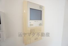 防犯はもちろん、セールスマン対策にもなるモニター付きインターホンです。 来訪者の顔が見えるので安心ですね＾＾