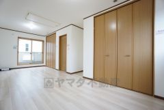 2階約12帖の洋室です。広々としており、第二のリビングとしても＾＾クローゼット2つにｍ屋根裏収納付きです＾＾