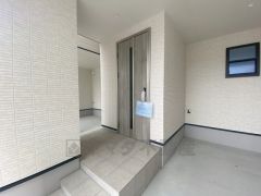 採光のためのスリットが入った玄関ドア。
