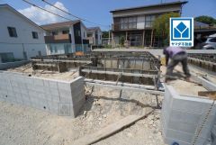 西鉄「二日市」駅(自転車6分/1.3ｋｍ)。西鉄バス「星ヶ丘入口」歩3分。博多駅行き＾＾カースペースは3台分を確保＾＾