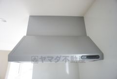 コンロ上には換気扇完備＾＾すぐ横に小窓が設けられているので、換気扇と合わせてWで換気できます＾＾