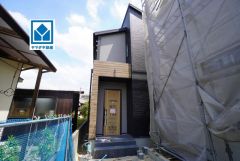 動線が増えて便利なアイランドキッチン。WIC・全室収納付きなので衣類や荷物もすっきり収納可能。