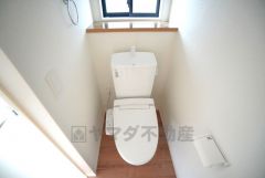 1階2階の2ヶ所にトイレがありますので、忙しい朝にも家族に気を使わず、ゆとりが生まれますね＾＾ 小窓付きで換気する時に便利です＾＾