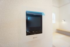 防犯はもちろん、セールスマン対策にもなるモニター付きインターホンです。 来訪者の顔が見えるので安心ですね＾＾