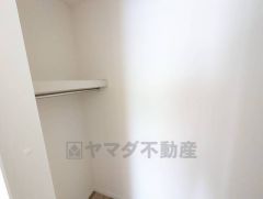 5.5帖洋室にはハンガーパイプ付きのウォークインクローゼットが設けられています。使用頻度が少ないものは枕棚の上に、足元には3段ボックスを置いて、フル活用できますね＾＾ 