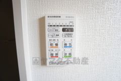 浴室暖房乾燥機には、暖房、乾燥、涼風、換気の4つの機能が付いています。タイマー付きです。
