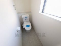 1階2階の2ヶ所にトイレがありますので、忙しい朝にも家族に気を使わず、ゆとりが生まれますね＾＾ 小窓付きで換気する時に便利です＾＾ 